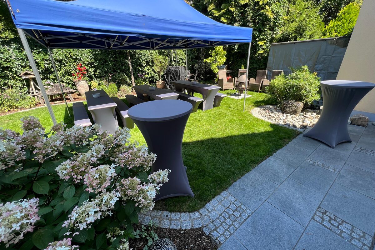 Sommerfest und Firmenfeier im Garten mit Catering und Getränken