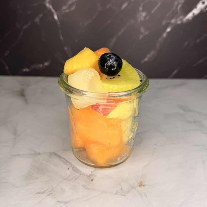 Desserts und Obst im Glas